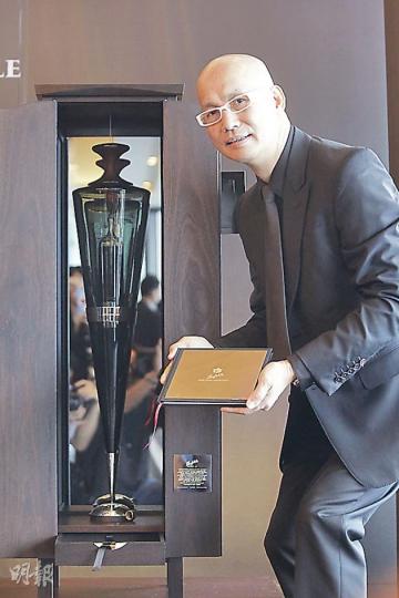 幟哥愛酒如命,今次得此珍寶更愛不釋手,大歎「如果可以買多瓶,一定即刻開一瓶享受一番。」(郭慶輝攝) 幟哥愛酒如命,今次得此珍寶更愛不釋手,大歎「如果可以買多瓶,一定即刻開一瓶享受一番。」(郭慶輝攝)
