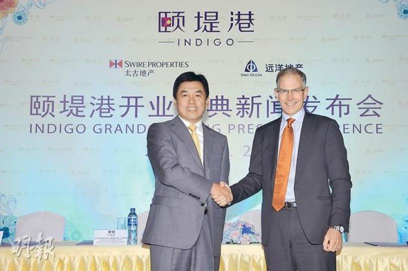 太古地產行政總裁郭鵬(右)不擔心內地經濟放緩,公司亦不會放慢投資步伐。左為遠洋地產主席兼行政總裁李明。(張聞文攝) 太古地產行政總裁郭鵬(右)不擔心內地經濟放緩,公司亦不會放慢投資步伐。左為遠洋地產主席兼行政總裁李明。(張聞文攝)