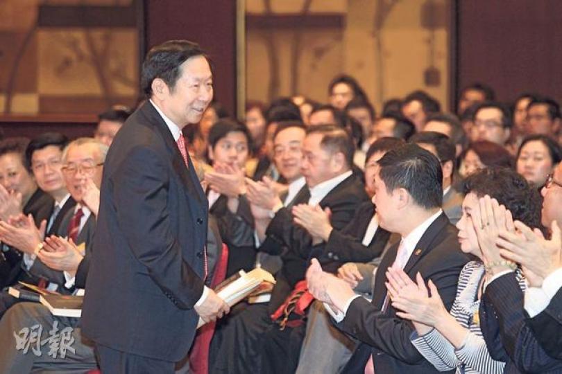 港澳辦前副主任陳佐洱(站立者)昨日來港推廣新書《我親歷的香港回歸談判》,他接受本報記者訪問時稱,香港回歸15年,民主化的速度「相當快」。(郭慶輝攝) 陳佐洱(台上左)於分享會說,內地對香港關懷有加,多屆國家主席均將香港放上心,慨嘆近日抗議上水水貨客時,有人展示「中國人滾回中國」標語,直言「很痛心」。(郭慶輝攝) 港澳辦前副主任陳佐洱(站立者)昨日來港推廣新書《我親歷的香港回歸談判》,他接受本報記者訪問時稱,香港回歸15年,民主化的速度「相當快」。(郭慶輝攝) 陳佐洱(台上左)於分享會說,內地對香港關懷有加,多屆國家主席均將香港放上心,慨嘆近日抗議上水水貨客時,有人展示「中國人滾回中國」標語,直言「很痛心」。(郭慶輝攝)