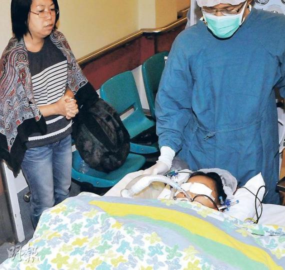 「小飛魚」林言臻前晚在瑪麗醫院通宵完成長達8小時的換心手術,於清晨5時由醫護人員送回心肺科深切治療部休息,其母(左)通宵守候,得見愛女無恙,事後激動表示「這是一個重生機會,一個新希望!」(蔡方山攝) 小飛魚完成換心手術後仍未脫離危險期。其父母昨晚再探望愛女,慈父含淚祈求「希望有一天,可以挽着她的手一起離開醫院。」(林智傑攝) 「小飛魚」林言臻前晚在瑪麗醫院通宵完成長達8小時的換心手術,於清晨5時由醫護人員送回心肺科深切治療部休息,其母(左)通宵守候,得見愛女無恙,事後激動表示「這是一個重生機會,一個新希望!」(蔡方山攝) 小飛魚完成換心手術後仍未脫離危險期。其父母昨晚再探望愛女,慈父含淚祈求「希望有一天,可以挽着她的手一起離開醫院。」(林智傑攝)
