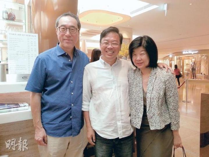 唐唐(左)噚日同太太(右)一齊去金鐘COVA買咖啡,巧遇同樣係「91同學會」嘅張文光(中),三人老友鬼鬼,雞啄唔斷。(林凱旻攝) 特首梁振英太太唐青儀噚日為丈夫說好話,「成個(政府)團隊都好辛苦、好落力」。(林景輝攝) 唐唐(左)噚日同太太(右)一齊去金鐘COVA買咖啡,巧遇同樣係「91同學會」嘅張文光(中),三人老友鬼鬼,雞啄唔斷。(林凱旻攝) 特首梁振英太太唐青儀噚日為丈夫說好話,「成個(政府)團隊都好辛苦、好落力」。(林景輝攝)
