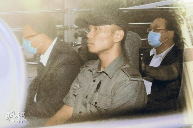 3名被告鄧旭波(左一)、梁盛志(右一)及蘇嘉瑋被判即時入獄1年4個月,鄧、梁兩人在囚車上均戴上口罩。 (葉家豪攝) 3名被告鄧旭波(左一)、梁盛志(右一)及蘇嘉瑋被判即時入獄1年4個月,鄧、梁兩人在囚車上均戴上口罩。 (葉家豪攝)