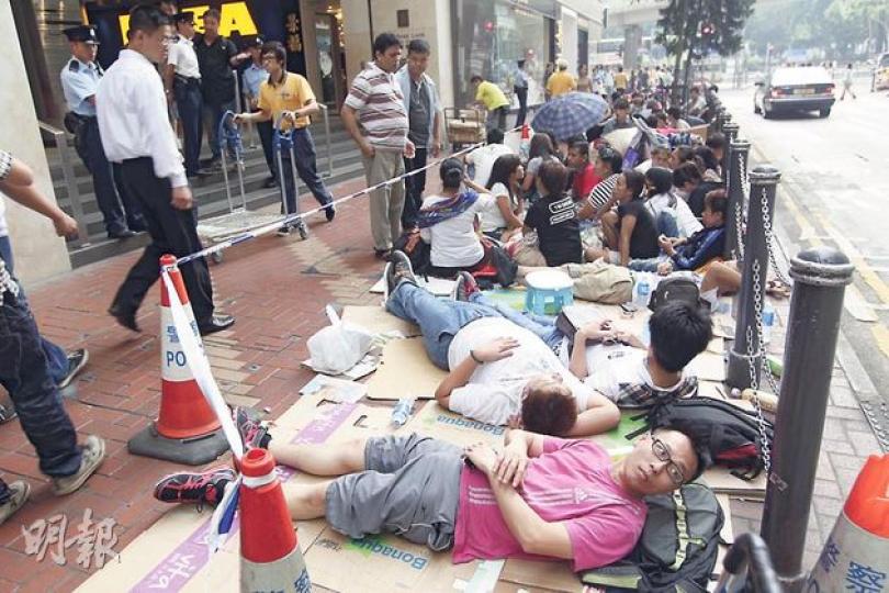 今次iPhone 5開售,蘋果專門店只接受網上預訂,故國金二期旗艦店昨日不見人龍。不過,銅鑼灣一家特許經銷店外前日開始出現人龍,當中不乏疑為「排隊黨」的南亞裔人,排頭的買家一連兩晚躺在馬路邊露宿(圖)。(郭慶輝攝) 旺角先達廣場多間商舖都貼出「收機」告示。有手機店負責人表示已收到數十人預訂,全為內地人,預料首批新機今日的收購價約為8000元,出售價約為8500元至1.2萬元。(劉焌陶攝) 今次iPhone 5開售,蘋果專門店只接受網上預訂,故國金二期旗艦店昨日不見人龍。不過,銅鑼灣一家特許經銷店外前日開始出現人龍,當中不乏疑為「排隊黨」的南亞裔人,排頭的買家一連兩晚躺在馬路邊露宿(圖)。(郭慶輝攝) 旺角先達廣場多間商舖都貼出「收機」告示。有手機店負責人表示已收到數十人預訂,全為內地人,預料首批新機今日的收購價約為8000元,出售價約為8500元至1.2萬元。(劉焌陶攝)