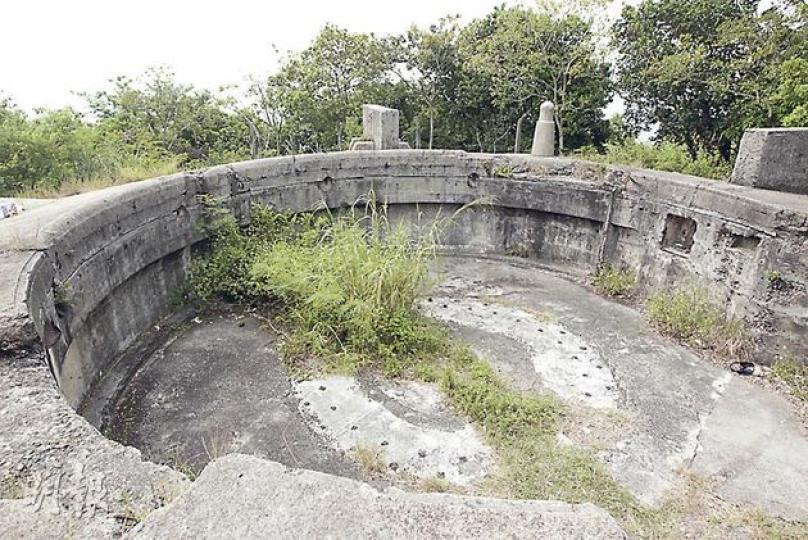 1912年建成的摩星嶺炮台,屬二級歷史建築,但由於位處偏遠,雜草叢生,又未有旅遊指示牌,即使鄰近青年旅舍的遊客亦甚少前來參觀。(郭慶輝攝) 摩星嶺青年宿舍復修後,房間牆壁重新髹漆,房內設備亦已更換,部分房間更面向維多利亞港。(郭慶輝攝) 1912年建成的摩星嶺炮台,屬二級歷史建築,但由於位處偏遠,雜草叢生,又未有旅遊指示牌,即使鄰近青年旅舍的遊客亦甚少前來參觀。(郭慶輝攝) 摩星嶺青年宿舍復修後,房間牆壁重新髹漆,房內設備亦已更換,部分房間更面向維多利亞港。(郭慶輝攝)