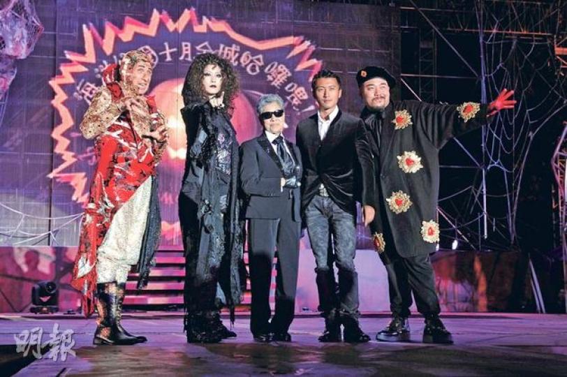 盛智文(左起)、陳慧琳、羅蘭、謝霆鋒、黃偉文宣傳萬聖節活動,只得霆鋒「冇扮嘢」。(攝影:梁迺楠) Kelly悉心打扮成「黑夜女神」,非常冷艷。(攝影:梁迺楠) 盛智文(左起)、陳慧琳、羅蘭、謝霆鋒、黃偉文宣傳萬聖節活動,只得霆鋒「冇扮嘢」。(攝影:梁迺楠) Kelly悉心打扮成「黑夜女神」,非常冷艷。(攝影:梁迺楠)