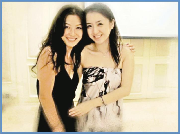 湯鎮業的長女湯愛嘉(右)現年19歲,她盡得靚媽咪姜坤(左)的遺傳,被形容是黎姿與清純張栢芝的混合體。(微博圖片) 湯鎮業與前妻所生的大女湯愛嘉,孖仔湯君慈(大孖,右)、湯君耀(細孖,左)都屬於靚仔靚女。(微博圖片) 湯鎮業與第二任太太亦育有一對孖女,叫做甜甜、圓圓。(微博圖片) 黃日華的女兒黃芷晴雖然樣子未算突出,但笑容卻很甜。(微博圖片) 苗僑偉非常疼惜兒子苗俊(圖D)與女兒苗彤(圖),兩人到外國升學,所以回港時,阿苗就一定做仔女的廿四孝父親。(微博圖片) (圖D)(微博圖片) 湯鎮業的長女湯愛嘉(右)現年19歲,她盡得靚媽咪姜坤(左)的遺傳,被形容是黎姿與清純張栢芝的混合體。(微博圖片) 湯鎮業與前妻所生的大女湯愛嘉,孖仔湯君慈(大孖,右)、湯君耀(細孖,左)都屬於靚仔靚女。(微博圖片) 湯鎮業與第二任太太亦育有一對孖女,叫做甜甜、圓圓。(微博圖片) 黃日華的女兒黃芷晴雖然樣子未算突出,但笑容卻很甜。(微博圖片) 苗僑偉非常疼惜兒子苗俊(圖D)與女兒苗彤(圖),兩人到外國升學,所以回港時,阿苗就一定做仔女的廿四孝父親。(微博圖片) (圖D)(微博圖片)