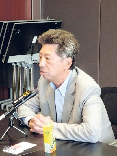 湯家驊早前撰文批評公民黨領導層一意孤行,不願分拆名單參選。他昨日會見傳媒總結選舉結果時,不願再評論公民黨的選舉策略。(屈俊樂攝)
湯家驊早前撰文批評公民黨領導層一意孤行,不願分拆名單參選。他昨日會見傳媒總結選舉結果時,不願再評論公民黨的選舉策略。(屈俊樂攝)