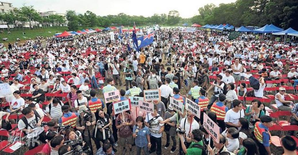 新界東北發展昨舉行最後一場諮詢會,警方表示有5000人出席,保育團體和反對規劃的居民動員大批人士在場聲援,並高舉「撤回」橫額和示威牌,要求發展局長陳茂波立即撤回方案。(鄧宗弘攝) 粉嶺居民吳先生(左)昨出席東北發展諮詢會,表明反對東北新發展區。諮詢會開始僅15分鐘,穿淺藍色上衣、上有「上水鄉」三字的鄉民代表(右)突然走到反對規劃人士處,抓着吳先生胸口批評他,兩人互相推撞,最後由警員隔開。(李紹昌攝) 發展局長陳茂波首次披露,全港2100公頃住宅土地儲備,六成留作鄉村式發展,即用作建丁屋,徵地無可 新界東北發展昨舉行最後一場諮詢會,警方表示有5000人出席,保育團體和反對規劃的居民動員大批人士在場聲援,並高舉「撤回」橫額和示威牌,要求發展局長陳茂波立即撤回方案。(鄧宗弘攝) 粉嶺居民吳先生(左)昨出席東北發展諮詢會,表明反對東北新發展區。諮詢會開始僅15分鐘,穿淺藍色上衣、上有「上水鄉」三字的鄉民代表(右)突然走到反對規劃人士處,抓着吳先生胸口批評他,兩人互相推撞,最後由警員隔開。(李紹昌攝) 發展局長陳茂波首次披露,全港2100公頃住宅土地儲備,六成留作鄉村式發展,即用作建丁屋,徵地無可