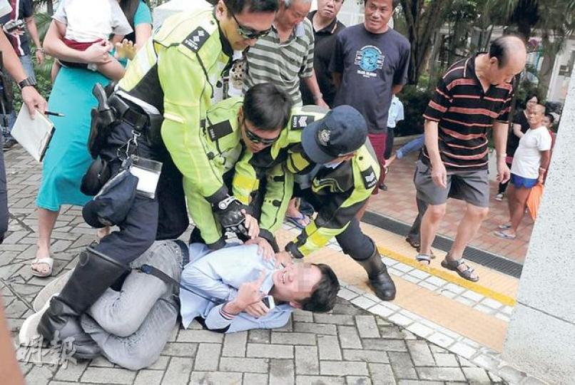 涉嫌醉酒及在停牌期間駕駛結果撞死過路老婦的司機楊×龍,車禍後傻笑向記者做出「V」字勝利手勢,後來有人指證他才是肇事司機,警員合力把他按倒制服,最終被警方以妨礙司法公正等多項罪名拘捕。(蔡方山攝) 涉醉駕撞死人的男子楊×龍被警方制服時,其妻一直手抱受驚大哭的幼子在旁,曾走近丈夫欲阻止警員執法。(蔡方山攝) 撞斃老婦的七人車事後停泊路中心,車頭擋風玻璃被老婦撼裂。(蔡方山攝) 昨晨在藍田車禍中被涉嫌醉駕司機的七人車猛撞的老婦,初因手傷和腹痛送院,但送院後傷勢惡化,延至昨午4時不治。(蔡方山攝) 涉嫌醉酒及在停牌期間駕駛結果撞死過路老婦的司機楊×龍,車禍後傻笑向記者做出「V」字勝利手勢,後來有人指證他才是肇事司機,警員合力把他按倒制服,最終被警方以妨礙司法公正等多項罪名拘捕。(蔡方山攝) 涉醉駕撞死人的男子楊×龍被警方制服時,其妻一直手抱受驚大哭的幼子在旁,曾走近丈夫欲阻止警員執法。(蔡方山攝) 撞斃老婦的七人車事後停泊路中心,車頭擋風玻璃被老婦撼裂。(蔡方山攝) 昨晨在藍田車禍中被涉嫌醉駕司機的七人車猛撞的老婦,初因手傷和腹痛送院,但送院後傷勢惡化,延至昨午4時不治。(蔡方山攝)
