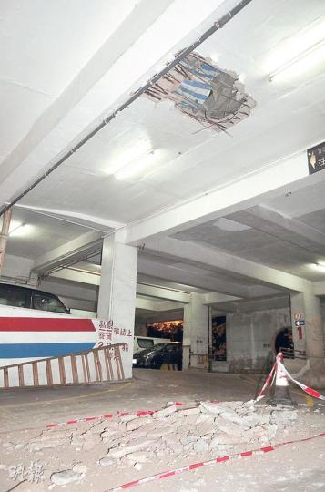 元朗一個停車場的主要行車通道昨「塌石屎」,天花大幅石屎剝落,露出5呎乘5呎「大窿」及生鏽鋼筋,數百車輛被困,不准駛離現場。(衛永康攝) 元朗一個停車場的主要行車通道昨「塌石屎」,天花大幅石屎剝落,露出5呎乘5呎「大窿」及生鏽鋼筋,數百車輛被困,不准駛離現場。(衛永康攝)