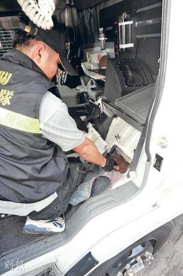 海關人員展示案中藏於貨車駕駛室座椅下的走私暗格,消息稱若非X光檢測發現有異,單憑關員目測恐難發現暗格。(樊銳昌攝) 海關指揮官陳子達(圖)展示在貨車暗格檢獲的逾300部走私智能手機,總值82萬元。(樊銳昌攝) 海關人員展示案中藏於貨車駕駛室座椅下的走私暗格,消息稱若非X光檢測發現有異,單憑關員目測恐難發現暗格。(樊銳昌攝) 海關指揮官陳子達(圖)展示在貨車暗格檢獲的逾300部走私智能手機,總值82萬元。(樊銳昌攝)