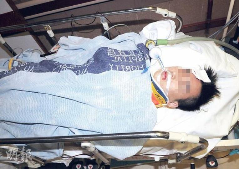 疑不堪功課壓力患精神病的科大三年級學生何×裕,昨日凌晨趁家人熟睡後攀窗墮樓重傷,送院搶救後命危。(蔡方山攝) (明報製圖) 疑不堪功課壓力患精神病的科大三年級學生何×裕,昨日凌晨趁家人熟睡後攀窗墮樓重傷,送院搶救後命危。(蔡方山攝) (明報製圖)