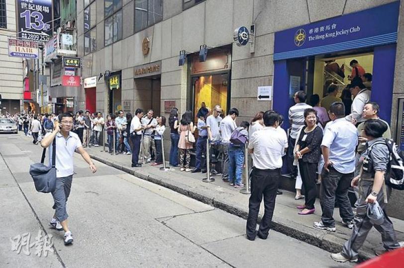 六合彩1億元獎金再現,市民都把握機會,號稱「十大幸運投注站之首」的中環士丹利街投注站,人龍佔據整條行人路,連附近商場入口都被人潮阻塞。(葉家豪攝) 內地遊客林先生與林小姐一家七口來港旅遊,其中一項行程是到北角投注站買六合彩,希望發一筆橫財。(楊德銘攝) 印裔商人Sasi Gopalan以115元買下5張彩票,望億元夢成真。他說認識去年贏得頭獎的同鄉Singh,當時Singh大事慶祝;但若今次中獎,為免危險會保持低調。(葉家豪攝) (明報製圖) 六合彩1億元獎金再現,市民都把握機會,號稱「十大幸運投注站之首」的中環士丹利街投注站,人龍佔據整條行人路,連附近商場入口都被人潮阻塞。(葉家豪攝) 內地遊客林先生與林小姐一家七口來港旅遊,其中一項行程是到北角投注站買六合彩,希望發一筆橫財。(楊德銘攝) 印裔商人Sasi Gopalan以115元買下5張彩票,望億元夢成真。他說認識去年贏得頭獎的同鄉Singh,當時Singh大事慶祝;但若今次中獎,為免危險會保持低調。(葉家豪攝) (明報製圖)