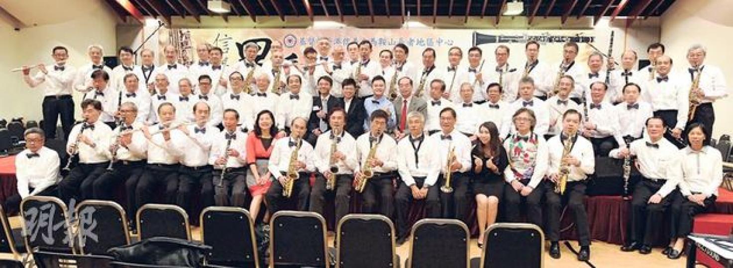 信義會為50歲至65歲男士組成「男爵樂團」,讓他們重拾樂趣兼在家人面前展威風,打破長者「窮、慘、弱、負累」的標籤。樂團現約80人,已展開第二期招募。(尹錦恩攝) 65歲的龔鏡泉(左)和58歲的張新龍(右)踏入人生下半場,在男爵樂團重新追夢,結識一班志同道合的兄弟。(尹錦恩攝) 信義會為50歲至65歲男士組成「男爵樂團」,讓他們重拾樂趣兼在家人面前展威風,打破長者「窮、慘、弱、負累」的標籤。樂團現約80人,已展開第二期招募。(尹錦恩攝) 65歲的龔鏡泉(左)和58歲的張新龍(右)踏入人生下半場,在男爵樂團重新追夢,結識一班志同道合的兄弟。(尹錦恩攝)