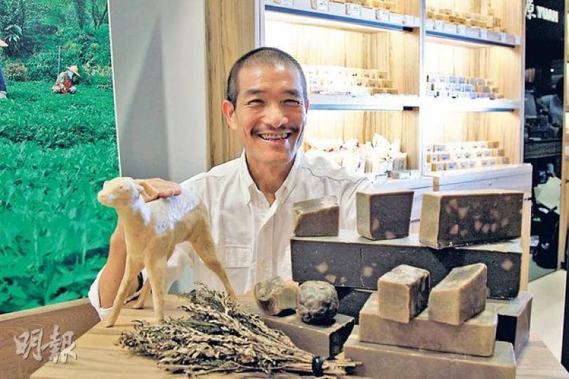 江榮原--肥皂達人(林俊源攝) (林俊源攝) 洗頭水成分天然不起泡。(林俊源攝) 阿原種的茶葉滿有哲理。(林俊源攝) 阿原手工肥皂在香港誠品找得到。(林俊源攝) 山頭的農場,環抱台灣好山好水。(林俊源攝) 江榮原--肥皂達人(林俊源攝) (林俊源攝) 洗頭水成分天然不起泡。(林俊源攝) 阿原種的茶葉滿有哲理。(林俊源攝) 阿原手工肥皂在香港誠品找得到。(林俊源攝) 山頭的農場,環抱台灣好山好水。(林俊源攝)