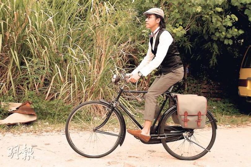 踩單車被喻為最好的旅遊方式,駕車太快,走路太慢,單車可快可慢,按每個人的生活步伐,在城市裏本來很多地方你無辦法去,踩着單車便去得到。(林俊源攝) 英國單車成為古董,多得內地改革開放,本來人人都踩英式牌子如客家佬(Hercules)、菲列(Philips)、三槍、來利,轉眼間因為價錢平,都投進國產單車懷抱去,後來美國推出BMX爬山單車,單車的潮流又轉了一代。(林俊源攝) 慢不是弱者的表現,反而是欣賞世界的基調。(林俊源攝) Chris(林俊源攝) (林俊源攝) (林俊源攝) Sam(林俊源攝) 踩 踩單車被喻為最好的旅遊方式,駕車太快,走路太慢,單車可快可慢,按每個人的生活步伐,在城市裏本來很多地方你無辦法去,踩着單車便去得到。(林俊源攝) 英國單車成為古董,多得內地改革開放,本來人人都踩英式牌子如客家佬(Hercules)、菲列(Philips)、三槍、來利,轉眼間因為價錢平,都投進國產單車懷抱去,後來美國推出BMX爬山單車,單車的潮流又轉了一代。(林俊源攝) 慢不是弱者的表現,反而是欣賞世界的基調。(林俊源攝) Chris(林俊源攝) (林俊源攝) (林俊源攝) Sam(林俊源攝) 踩
