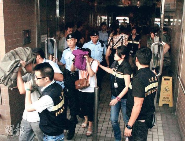 入境處及警方的跨部門打擊水貨行動，昨日在上水拘捕多名水貨客。（雲錦鋒攝）入境處及警方昨於上水拘捕水貨客，圖為被捕男子連同貨物，一併帶走調查。（邱雅錡攝）