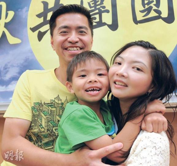曾患心衰竭被誤當SARS醫治的伍梓謙（左），換心後一家美滿，回想等候換心的歲月，他感激妻子（右）不離不棄，現在會不時將患病過程告知兒子（中），並希望以自身經歷鼓勵他人。（尹錦恩攝）