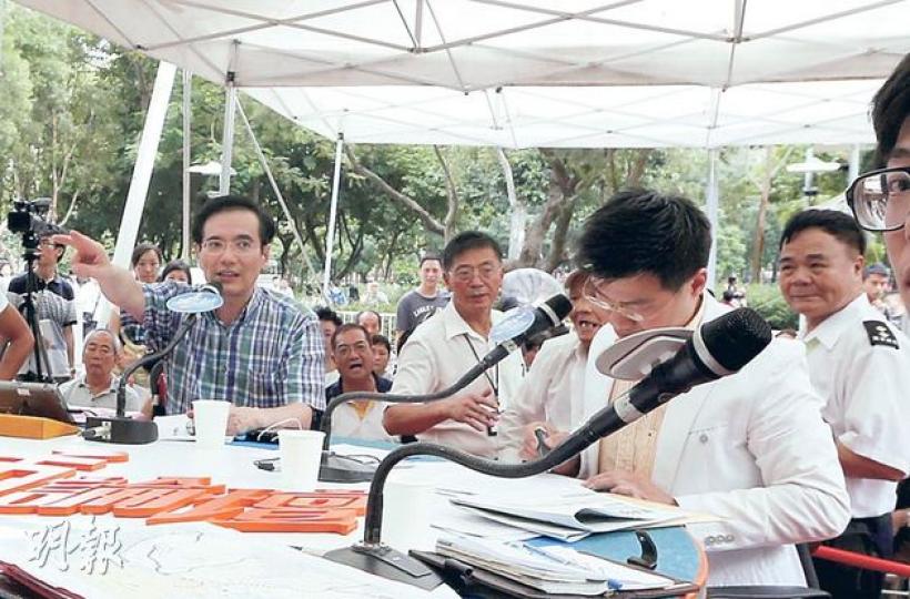 《城市論壇》甫開始，一個坐喺前排嘅阿伯因高聲呼叫而被主持謝志峰（左一）請離場，之後阿伯企喺會場外嘅鐵欄繼續叫罵。右一為候任議員范國威。（李澤彤攝）