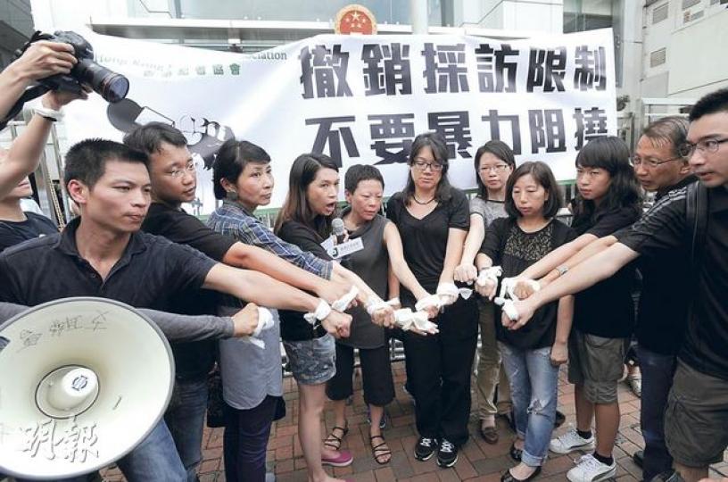 10多名身穿黑衣的新聞工作者，昨日響應記協到中聯辦請願活動，抗議內地政府打壓新聞自由，各人身穿黑衣、繫上白繃帶，寓意記者在內地採訪時遭暴力對待。圖為記協中國關注小組成員呂秉權（左一）、記協副主席任美貞（左五）、浸大新聞系助理教授杜耀明（右二）、曾任職傳媒的候任立法會議員毛孟靜（左三）亦有到場。（余俊亮攝）