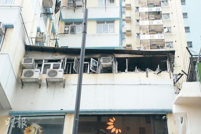 元朗大馬路昌裕大廈3樓單位及平台，火警後嚴重焚毁，單位窗口及支架被火燒毁。（雲錦鋒攝）發生火警的昌裕大廈僭建嚴重，天台被封僭建髮型屋，居民投訴萬一火警阻礙逃生。（雲錦鋒攝）