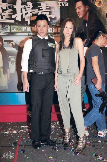 林峯(左)與徐子珊(右)落力為新劇宣傳,順道為爭奪視帝視后鋪路。(攝影/記者:梁榮達)想不到高大威猛的林峯,竟然會被氣球嚇親。(攝影/記者:梁榮達)官恩娜眼界麻麻,結果要接受大懲罰。(攝影/記者:梁榮達)黃智賢(左起)、苗僑偉及羅樂林的持槍Look有型有款。(攝影/記者:梁榮達) 林峯(左)與徐子珊(右)落力為新劇宣傳,順道為爭奪視帝視后鋪路。(攝影/記者:梁榮達)想不到高大威猛的林峯,竟然會被氣球嚇親。(攝影/記者:梁榮達)官恩娜眼界麻麻,結果要接受大懲罰。(攝影/記者:梁榮達)黃智賢(左起)、苗僑偉及羅樂林的持槍Look有型有款。(攝影/記者:梁榮達)