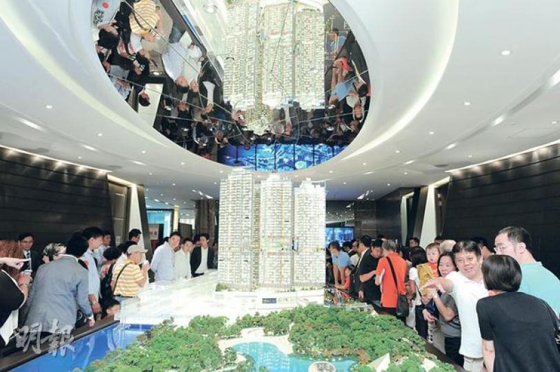 瓏門近日銷情理想，兩日共售出147伙，成為近期周末日新盤之冠。 （尹錦恩攝）新地旗下的將軍澳天晉2期已獲批預售，有機會第四季推出應市。（林尚民攝）