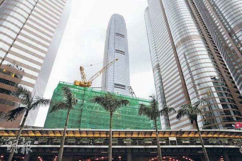 渣打香港為翻新後的交易廣場富臨閣的唯一租戶。置地公司指翻新後,富臨閣將自5層加建至7層。圖為富臨閣重建部分地盤外觀。(鄧宗弘攝) 渣打香港為翻新後的交易廣場富臨閣的唯一租戶。置地公司指翻新後,富臨閣將自5層加建至7層。圖為富臨閣重建部分地盤外觀。(鄧宗弘攝)