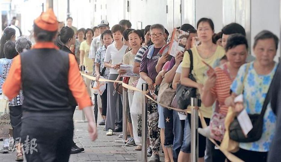 大快活出售500個4蚊飯盒,吸引超過500人搶購,25分鐘極速派清所有籌。(余俊亮攝) 4蚊飯盒包括圖上的吉列豬扒飯和圖前方的粟米肉粒飯。(余俊亮攝) 自言生活節儉的賴小姐(右)向記者展示購得的粟米肉粒飯。(余俊亮攝) 大快活出售500個4蚊飯盒,吸引超過500人搶購,25分鐘極速派清所有籌。(余俊亮攝) 4蚊飯盒包括圖上的吉列豬扒飯和圖前方的粟米肉粒飯。(余俊亮攝) 自言生活節儉的賴小姐(右)向記者展示購得的粟米肉粒飯。(余俊亮攝)