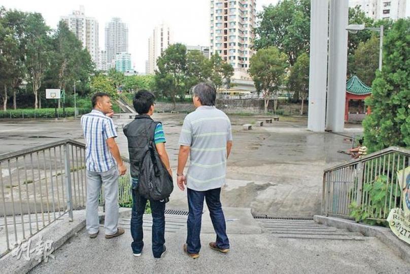 探員昨重返元朗南邊圍籃球場兇案現場調查,有村民稱村內有大空地球場,加上有一間由尼泊爾人開的士多,令不少南亞裔人在附近聚集。(雲錦鋒攝) 探員昨重返元朗南邊圍籃球場兇案現場調查,有村民稱村內有大空地球場,加上有一間由尼泊爾人開的士多,令不少南亞裔人在附近聚集。(雲錦鋒攝)