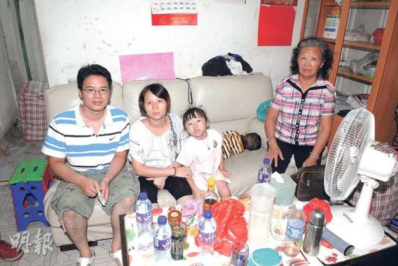 何先生(左)一家五口雖收入微薄,但自食其力,然而在妻子(左二)再度懷孕之際,卻面臨執達吏收地,一家前路茫茫。(伍浦鋒攝) 何家兩代在圖中簡陋鐵皮屋生活逾40年,指屋外果樹不時「幫補伙食」,一家貧亦樂,但執達吏堅持下月8日是收地最後期限,何家現只望能獲恩恤編配公屋。(伍浦鋒攝) 何先生(左)一家五口雖收入微薄,但自食其力,然而在妻子(左二)再度懷孕之際,卻面臨執達吏收地,一家前路茫茫。(伍浦鋒攝) 何家兩代在圖中簡陋鐵皮屋生活逾40年,指屋外果樹不時「幫補伙食」,一家貧亦樂,但執達吏堅持下月8日是收地最後期限,何家現只望能獲恩恤編配公屋。(伍浦鋒攝)