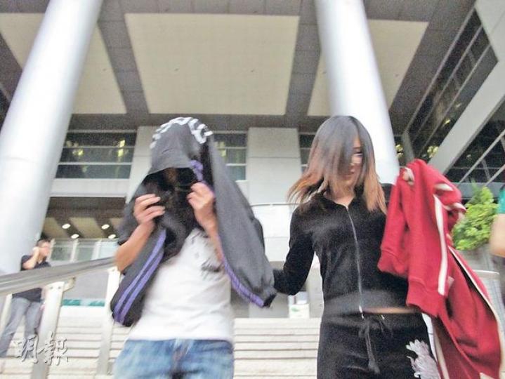 京士柏種票案兩名被告黃家健(左)及李海琪(右)承認選舉舞弊,獲准保釋候判。(余卓善攝) 京士柏種票案兩名被告黃家健(左)及李海琪(右)承認選舉舞弊,獲准保釋候判。(余卓善攝)