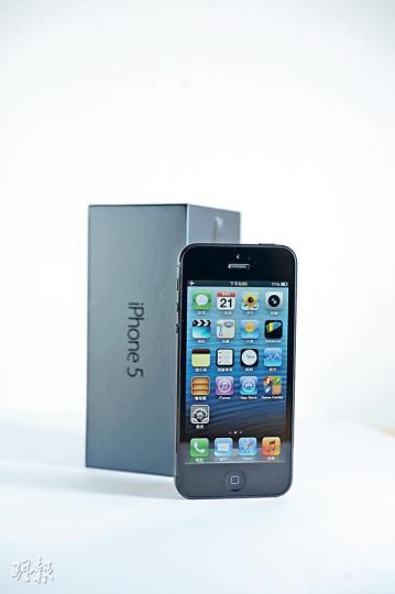 iPhone 5一樣有黑白兩色選擇,備有16GB、32GB及64GB容量。(64GB $7188、32GB $6388、16GB $5588)(葉思雅攝) 機背「Sleek」設計獨特有型,鏡頭也用上藍寶石水晶作保護面。(葉思雅攝) 斜位切割的邊位增添優雅感。(葉思雅攝) iPhone 5在上周五面世,勢掀換機熱潮。(一鋒攝) iPhone 5(左)機身比iPhone 4S(右)纖薄外,還使用了全新的細小8針Lightning接頭,3.5mm聽筒插口也轉至底部。(葉思雅攝) iPhone 5(上) iPhone 5一樣有黑白兩色選擇,備有16GB、32GB及64GB容量。(64GB $7188、32GB $6388、16GB $5588)(葉思雅攝) 機背「Sleek」設計獨特有型,鏡頭也用上藍寶石水晶作保護面。(葉思雅攝) 斜位切割的邊位增添優雅感。(葉思雅攝) iPhone 5在上周五面世,勢掀換機熱潮。(一鋒攝) iPhone 5(左)機身比iPhone 4S(右)纖薄外,還使用了全新的細小8針Lightning接頭,3.5mm聽筒插口也轉至底部。(葉思雅攝) iPhone 5(上)