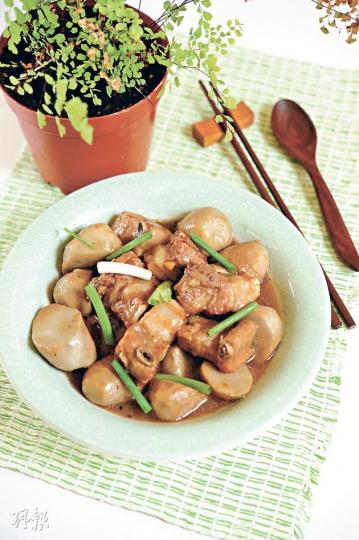芋頭仔燜排骨 - 排骨醃後煎至表面微焦,灒酒並加入麵豉醬、蠔油及糖略炒,加水燜焗20分鐘後加入切大件的芋仔,再加蓋焗煮10分鐘即成。(美味娘娘示範菜式)(葉思雅攝) 芋頭仔燜排骨 - 排骨醃後煎至表面微焦,灒酒並加入麵豉醬、蠔油及糖略炒,加水燜焗20分鐘後加入切大件的芋仔,再加蓋焗煮10分鐘即成。(美味娘娘示範菜式)(葉思雅攝)