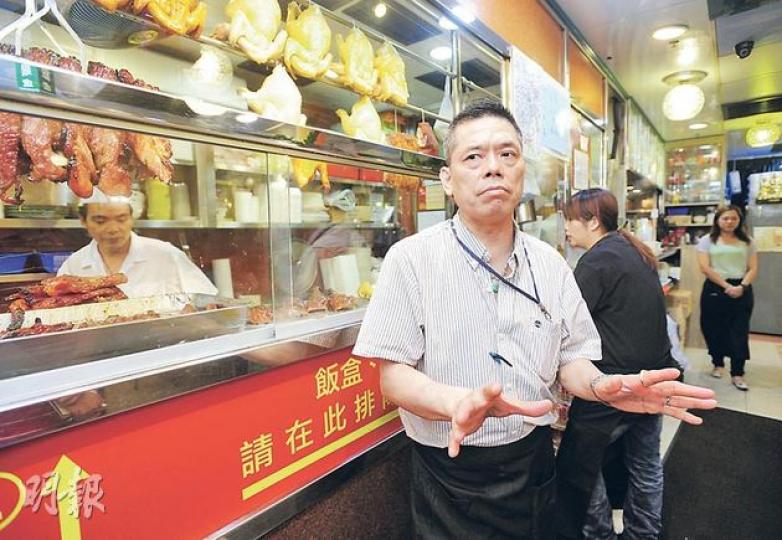 在旺角經營茶餐廳的邵文,聘請30多名員工,各人時薪最少達35元。如一旦最低工資再調升,餐廳無可避免要加價。(鄧宗弘攝) 在九龍區餐廳當洗碗工的陳換金,9年前入職時時薪只得22元,最低工資實施後時薪增至35元,但工作量隨之大增,黃昏時只得她一人洗碗,做到無停手。(鄧宗弘攝) 在旺角經營茶餐廳的邵文,聘請30多名員工,各人時薪最少達35元。如一旦最低工資再調升,餐廳無可避免要加價。(鄧宗弘攝) 在九龍區餐廳當洗碗工的陳換金,9年前入職時時薪只得22元,最低工資實施後時薪增至35元,但工作量隨之大增,黃昏時只得她一人洗碗,做到無停手。(鄧宗弘攝)