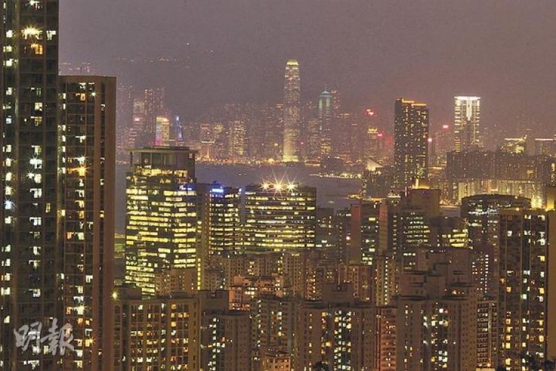 中電今年多番預告明年轉用西氣東輸的天然氣,價格將急升2.5倍。中電昨表示,計劃將40%的升幅攤分7至8年增加,粗略推算每年平均加電費最少4.3%。(郭慶輝攝) 中電今年多番預告明年轉用西氣東輸的天然氣,價格將急升2.5倍。中電昨表示,計劃將40%的升幅攤分7至8年增加,粗略推算每年平均加電費最少4.3%。(郭慶輝攝)