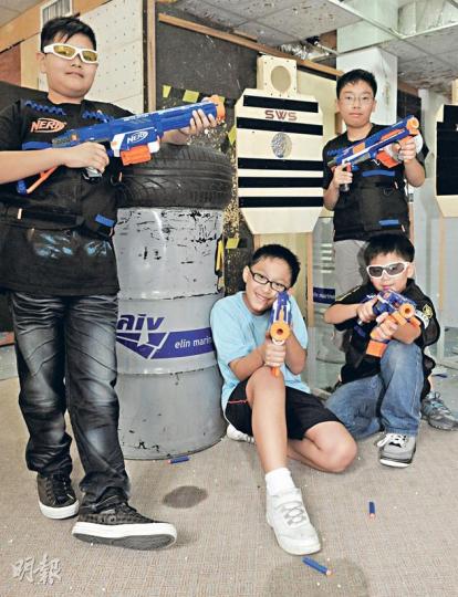 兒童玩War Game可以訓練體能、專注力、應變力和團體合作精神,只要做足安全措施和裝備,甚至選用安全度高的玩具槍,就可以嘗試刺激的射擊運動。(劉焌陶攝) War Game的遊戲玩法很多,大多是分兩隊對戰。(劉焌陶攝) 想射中標靶,就要考驗參加者的眼力和射擊技術。(劉焌陶攝) 小模特兒示範多種射法,包括立射、蹲射和仰射。(劉焌陶攝) (劉焌陶攝) 公仔人質重達30磅,小朋友需要合力才能抬起它。(劉焌陶攝) 射擊工作室總監鍾文迪(劉焌陶攝) 兒童玩War Game可以訓練體能、專注力、應變力和團體合作精神,只要做足安全措施和裝備,甚至選用安全度高的玩具槍,就可以嘗試刺激的射擊運動。(劉焌陶攝) War Game的遊戲玩法很多,大多是分兩隊對戰。(劉焌陶攝) 想射中標靶,就要考驗參加者的眼力和射擊技術。(劉焌陶攝) 小模特兒示範多種射法,包括立射、蹲射和仰射。(劉焌陶攝) (劉焌陶攝) 公仔人質重達30磅,小朋友需要合力才能抬起它。(劉焌陶攝) 射擊工作室總監鍾文迪(劉焌陶攝)