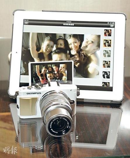 Olypmus PEN Lite E-PL5配合智能手機應用程式,在Toshiba FlashAir SDHC 記憶卡支援下,可隨時將相片傳送至手機或平板電腦,再上傳分享(圖B)。($5990)(陳淑安、葉思雅攝) (圖B)(陳淑安、葉思雅攝) 手柄可加入指定圖案,傳統時尚兼備。(陳淑安、葉思雅攝) 相機的模式轉盤,可助用家快速選擇不同拍攝模式。(陳淑安、葉思雅攝) 可透過輕觸屏幕對焦,方便拍攝。(陳淑安、葉思雅攝) 不同特色的效果,使PEN Lite E-PL5的相片更有玩味。(陳淑安、葉思雅 Olypmus PEN Lite E-PL5配合智能手機應用程式,在Toshiba FlashAir SDHC 記憶卡支援下,可隨時將相片傳送至手機或平板電腦,再上傳分享(圖B)。($5990)(陳淑安、葉思雅攝) (圖B)(陳淑安、葉思雅攝) 手柄可加入指定圖案,傳統時尚兼備。(陳淑安、葉思雅攝) 相機的模式轉盤,可助用家快速選擇不同拍攝模式。(陳淑安、葉思雅攝) 可透過輕觸屏幕對焦,方便拍攝。(陳淑安、葉思雅攝) 不同特色的效果,使PEN Lite E-PL5的相片更有玩味。(陳淑安、葉思雅