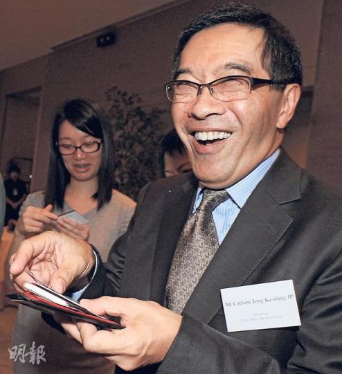 唐家成昨天被問到是否接任證監會主席時三緘其口,但樂意跟記者交換名片。(劉焌陶攝) 唐家成昨天被問到是否接任證監會主席時三緘其口,但樂意跟記者交換名片。(劉焌陶攝)