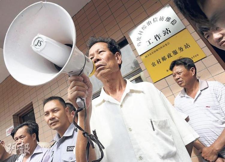 一人一票民選的新村委會工作半年,村民抱怨土地工作無實際進展。村委會主任林祖鑾(持擴音器者)上周五走向群眾,向前來抗議的村民解釋:「烏坎土地問題錯綜複雜,沒有三五年解決不了。」引來村民一片質疑。(明報記者攝) 一人一票民選的新村委會工作半年,村民抱怨土地工作無實際進展。村委會主任林祖鑾(持擴音器者)上周五走向群眾,向前來抗議的村民解釋:「烏坎土地問題錯綜複雜,沒有三五年解決不了。」引來村民一片質疑。(明報記者攝)