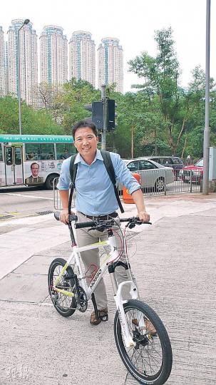 即將就任立法會議員嘅胡志偉習慣單車代步,噚日「二手車落地」,佢對新寵兒讚不絕口。(黃振豪攝) 即將就任立法會議員嘅胡志偉習慣單車代步,噚日「二手車落地」,佢對新寵兒讚不絕口。(黃振豪攝)