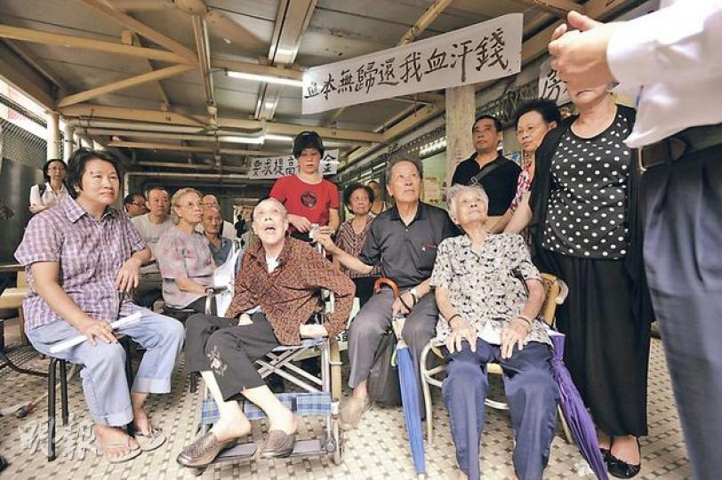 東頭邨22座的商戶大部分年過70,最年長是95歲的朱婆婆(前排右一),他們昨日集合一起抗拒房署收樓。(葉家豪攝) 經營藥行逾30年的張婆婆表示,前日接連收到房署3個電話,又有職員哄她先交出鑰匙,再討論賠償。(葉家豪攝) 東頭邨22座的商戶大部分年過70,最年長是95歲的朱婆婆(前排右一),他們昨日集合一起抗拒房署收樓。(葉家豪攝) 經營藥行逾30年的張婆婆表示,前日接連收到房署3個電話,又有職員哄她先交出鑰匙,再討論賠償。(葉家豪攝)