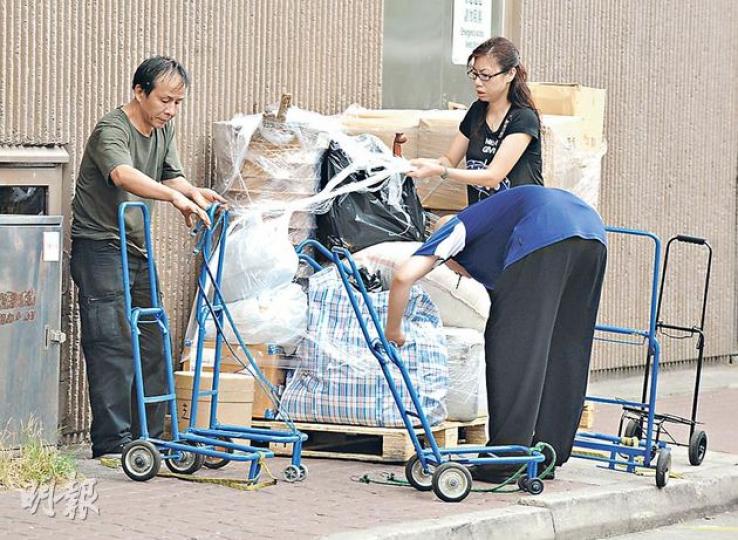 眼見港鐵職員近日嚴格管制乘客攜貨量,水貨客供應商將貨物先堆放在上水站外,待水貨客逐少送往內地,避開港鐵職員和海關的耳目。(劉焌陶攝) 上水中心1座成為內地水貨客新的集散地,他們租用單位作貨倉及臨時工場,有工人公然將貨物運進民居。(劉焌陶攝) 眼見港鐵職員近日嚴格管制乘客攜貨量,水貨客供應商將貨物先堆放在上水站外,待水貨客逐少送往內地,避開港鐵職員和海關的耳目。(劉焌陶攝) 上水中心1座成為內地水貨客新的集散地,他們租用單位作貨倉及臨時工場,有工人公然將貨物運進民居。(劉焌陶攝)