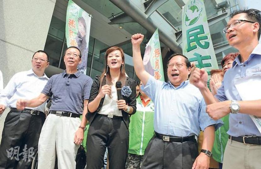 民主黨游月華(左三)昨在多名黨友陪同下到沙田政府合署報名參選,右二為前黨主席何俊仁,右一為新東黨友蔡耀昌。(劉焌陶攝) 民主黨游月華(左三)昨在多名黨友陪同下到沙田政府合署報名參選,右二為前黨主席何俊仁,右一為新東黨友蔡耀昌。(劉焌陶攝)