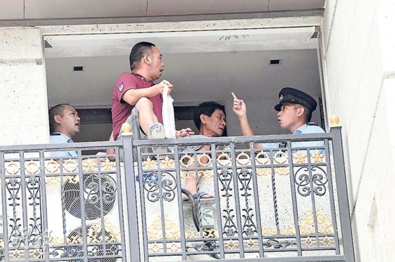 約一百名工人於九龍塘「珏堡」示威追討欠薪,有人一度攀上地盤5樓危坐,揚言「有糧出才下來」,及後經警員調停才返回安全位置。(林智傑攝) 約一百名工人於九龍塘「珏堡」示威追討欠薪,有人一度攀上地盤5樓危坐,揚言「有糧出才下來」,及後經警員調停才返回安全位置。(林智傑攝)