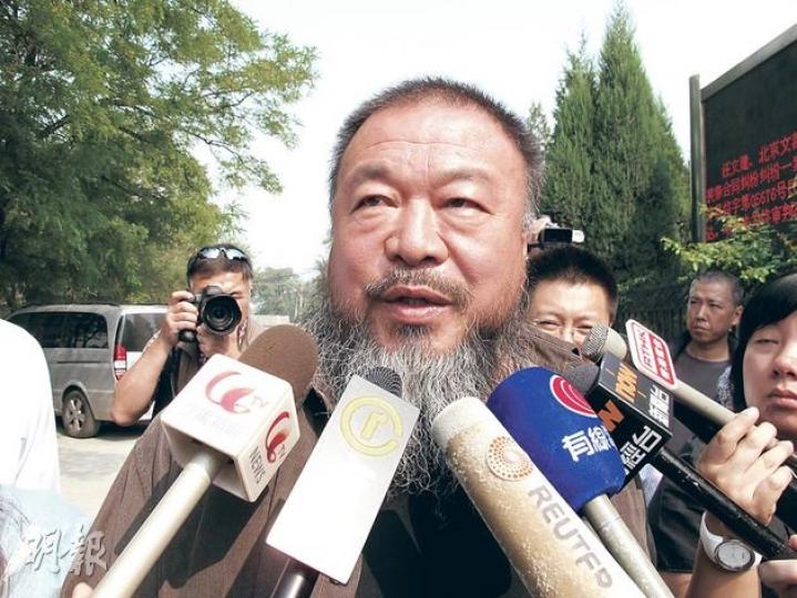 艾未未在聞判之後被傳媒包圍,怒斥法庭判決是「恥辱」。(明報記者攝) 艾未未在聞判之後被傳媒包圍,怒斥法庭判決是「恥辱」。(明報記者攝)