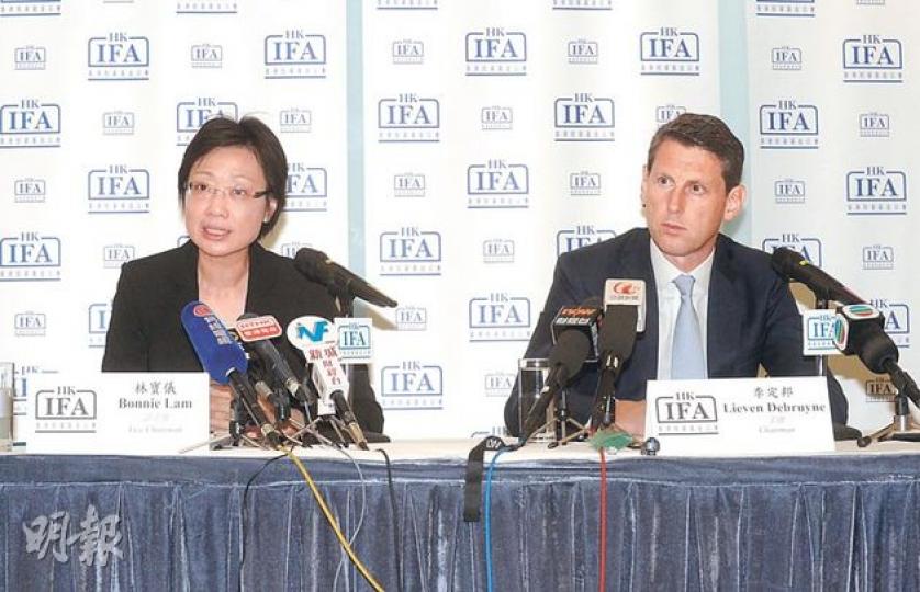 基金公會主席李定邦(圖右)稱,自金融海嘯以來,債券基金受寵程度急升,由2008年佔行業總額的16%,至當前近70%。旁為副主席林寶儀。(陳淑安攝) 基金公會主席李定邦(圖右)稱,自金融海嘯以來,債券基金受寵程度急升,由2008年佔行業總額的16%,至當前近70%。旁為副主席林寶儀。(陳淑安攝)