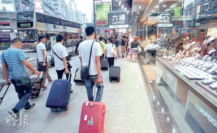 十.一黃金周長假期臨近,銀行需要預留更多人民幣,以應付假期前及長假期間的人民幣資金需要,致昨日離岸人民幣拆息抽升。圖為內地旅客來港消費。(葉漢華攝) 十.一黃金周長假期臨近,銀行需要預留更多人民幣,以應付假期前及長假期間的人民幣資金需要,致昨日離岸人民幣拆息抽升。圖為內地旅客來港消費。(葉漢華攝)