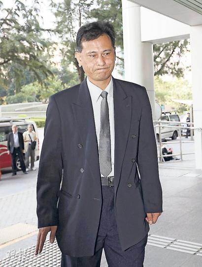 鄧貴文(上圖)昨一直愁容滿面,對記者提問只揮手表示不作回應。被告梁肇榮(下圖)昨一如以往「有備而來」,戴上口罩,並以手掩面到庭聽取裁決。(李澤彤攝) 鄧貴文(上圖)昨一直愁容滿面,對記者提問只揮手表示不作回應。被告梁肇榮(下圖)昨一如以往「有備而來」,戴上口罩,並以手掩面到庭聽取裁決。(李澤彤攝)