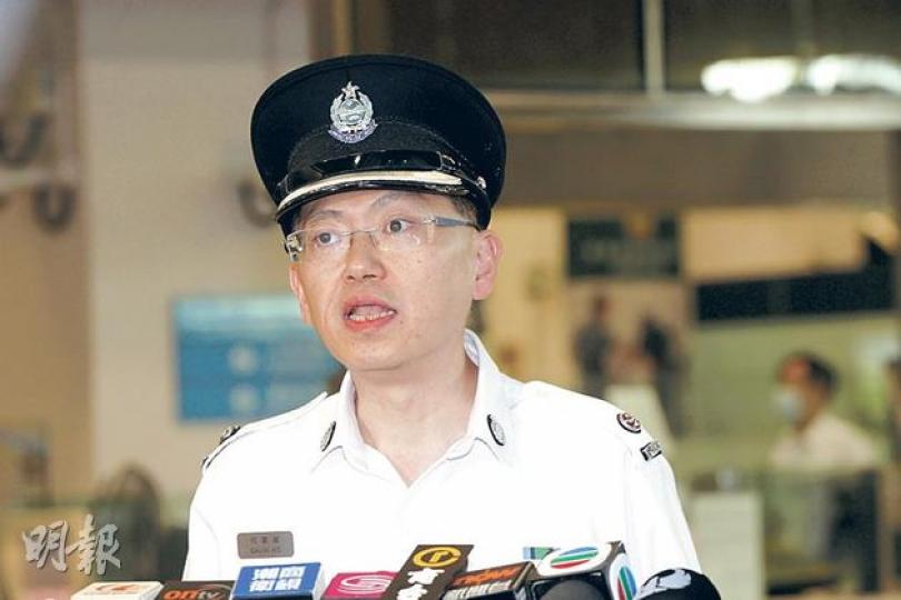 入境處邊境管制鐵路科副指揮官何家榮指出，預料中秋及國慶黃金周長假，會有760萬人次進出本港，較去年同期增兩成，處方將增派人手支援前線同事，令各口岸通關順暢。 （李紹昌攝） （明報製圖）